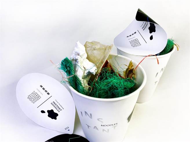 基隆二信高中广设科5名学生以「潮废」为作品主题，创造出「海废泡麵」，荣获德国红点设计奖。（二信高中提供／张颖齐基隆传真）