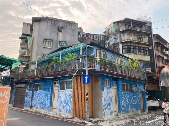 永和区秀朗路一处建物2楼加盖违建做套房出租。(新北市工务局提供)