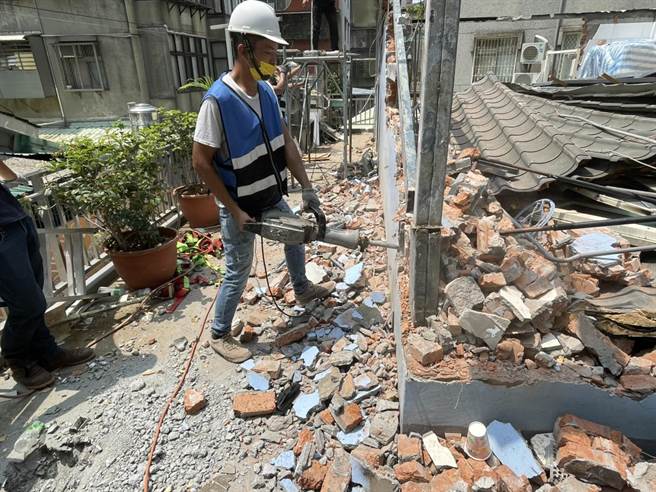 新北市拆除大队今拆除永和秀朗路的2楼违建。(新北市工务局提供)