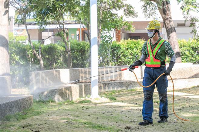 台中市长卢秀燕20日到西屯区长安国小视察九月一日开学前清洁消毒，宣布到八月底校园不开放。（卢金足摄）