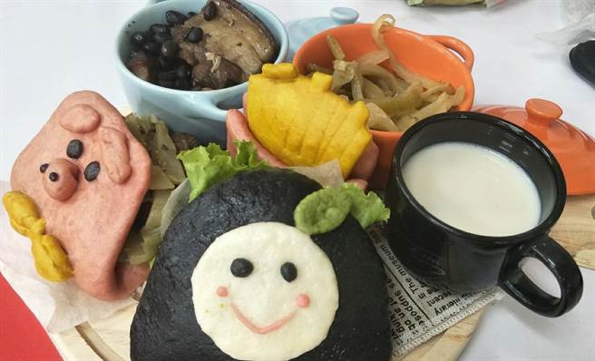 下营社区营造计画社区厨房研习以黑豆等特产研发创意料理。（下营区公所提供／刘秀芬台南传真）