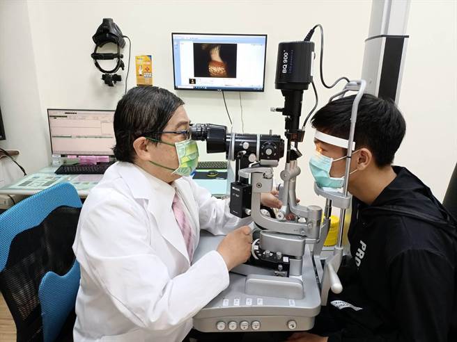 谢姓男復健师打完AZ疫苗后双眼出现飞蚊症，就医一周后自癒。（洪启庭提供／袁庭尧高雄传真）