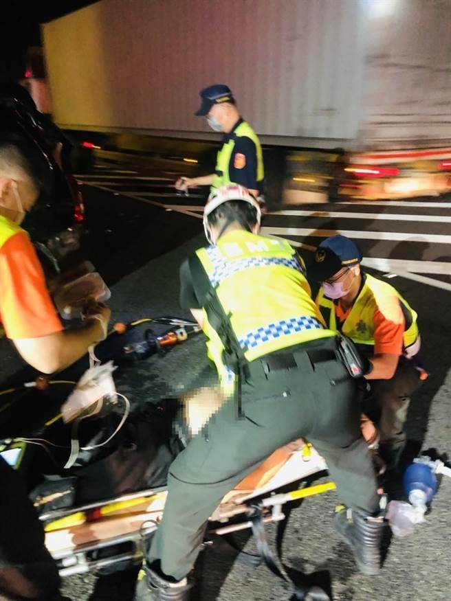 國道中山高速公路雲林系統交流道發生小客車撞標線工程車事故，雲林縣消防局前往搶救，小女孩順利脫困，2名大人沒有生命跡象。（雲林縣消防局提供）