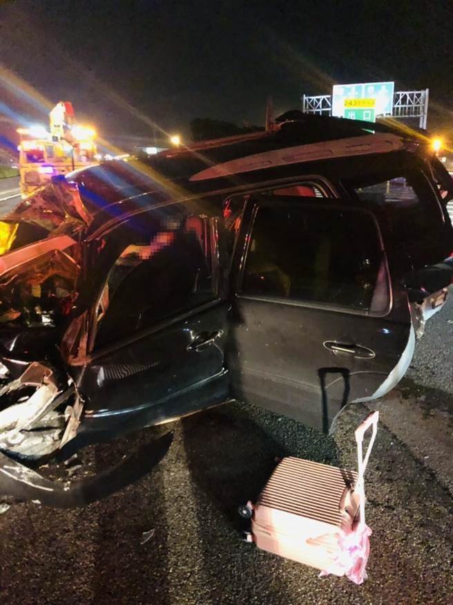 自小客車扭曲變形。（雲林縣消防局提供）