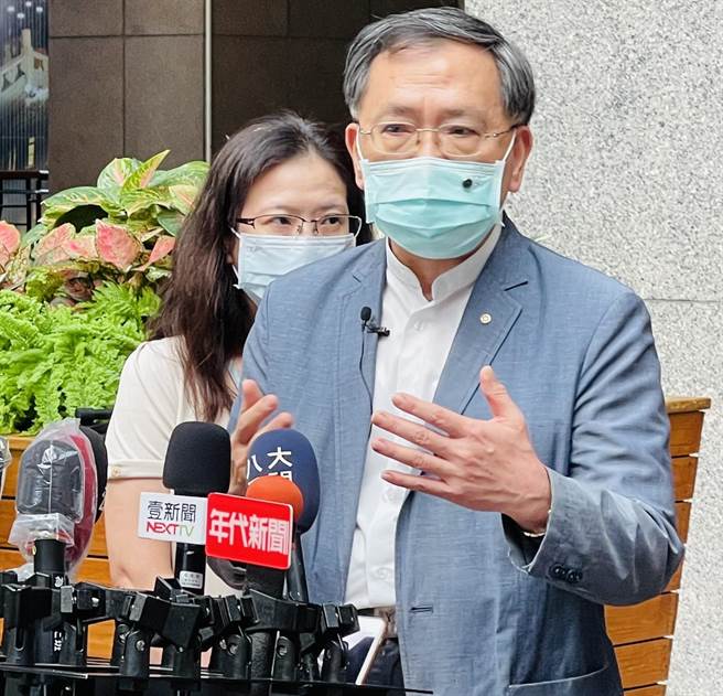 台北市副市長蔡炳坤（右）20日說明開學疫情因應事項。（台北市政府提供／張立勳台北傳真）