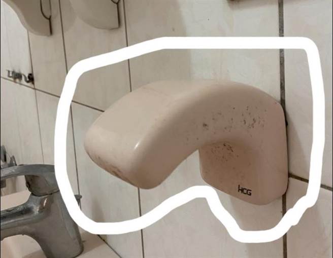 网友发现自家浴室的墙壁上，卡着一个半圆形的扶手，将其模样po上网，意外引发讨论。(图翻摄自/装潢DIY研究室)