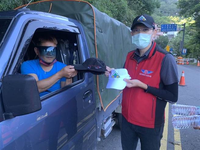 高雄市桃源区受困居民终于出关了！居民一大早就从桃源出发到台东向阳端。(公路总局甲仙工务段提供／林雅惠高雄传真)
