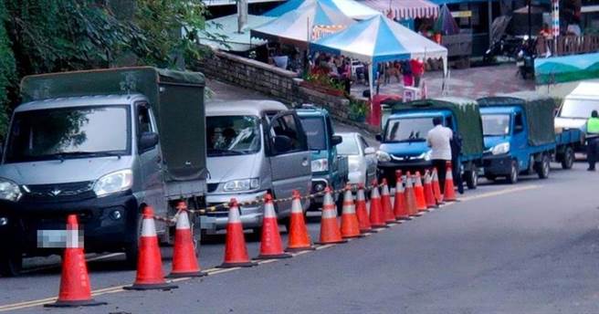 高雄市桃源区受困居民终于出关了！桃源受困居民一大早就开车排队等候，准备从桃源出发到台东向阳端採买及办事。(高雄市原民会提供／林雅惠传真)
