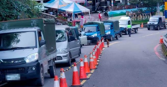 高雄市桃源区受困居民终于出关了！桃源受困居民一大早就开车排队等候，准备从桃源出发到台东向阳端採买及办事。(高雄市原民会提供／林雅惠传真)
