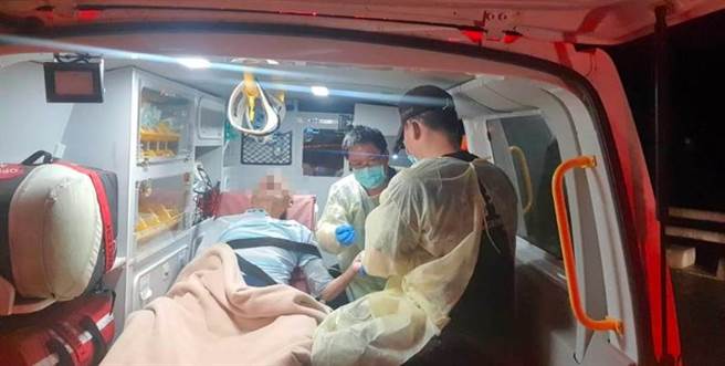 警方及家属等各单位协商后，决定让江姓老翁走台20线东部端到台东医院医治。(警方提供／林雅惠高雄传真)

