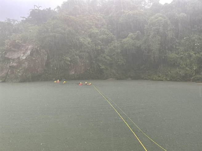 搜救人员今（20日）在落水处下方约30公尺处寻获遗体，检警正进一步厘清死因。（翻摄）