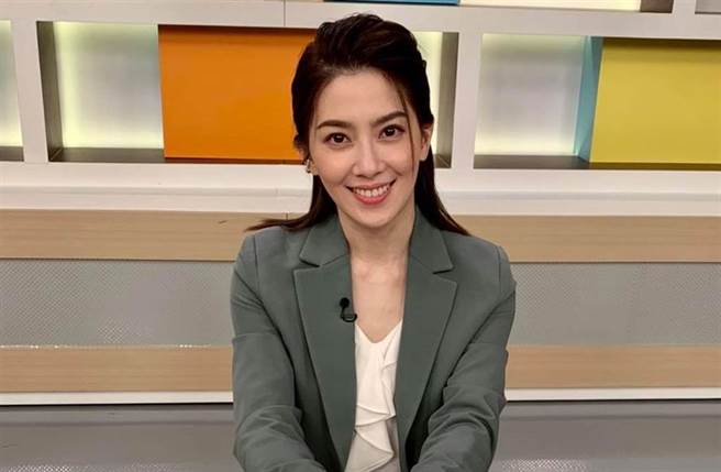 许蓝方卷入不伦风波，照样开直播，不受影响。(图/翻摄自许蓝方脸书)