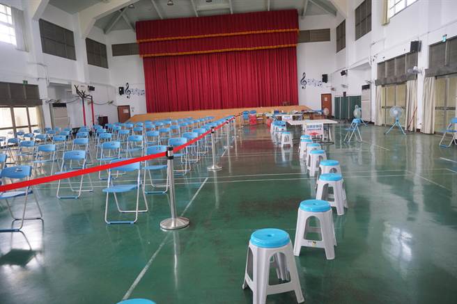 台中市教育产业工会理事长卓奕宏指出，瑞成国小未退出快打站行列，包括跑道、篮球场、活动中心、学生游戏设施等区域都设围篱封锁，学生无法上体育课。（黄国峰摄）