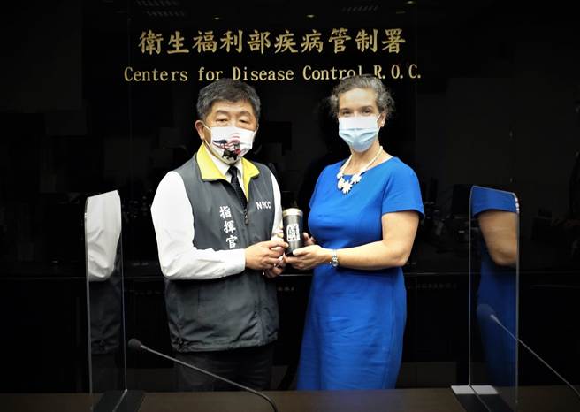 AIT處長孫曉雅昨天拜會衛福部長陳時中。（取自AIT臉書）