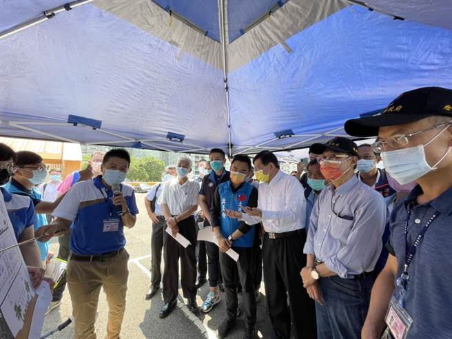 新北市工务局新工处向交通部长王国材及立法院交通委员会简报淡北道路开辟的重要性。（新北市工务局提供）