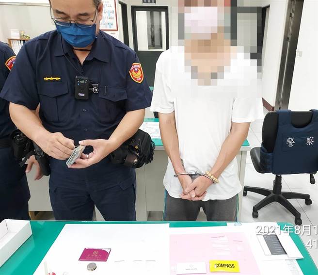 台南市新營警分局民治派出所員警查獲盧姓男子（右）機車藏毒。（讀者提供／劉秀芬台南傳真）