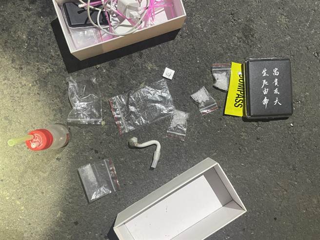 警方在盧姓男子機車置物箱中搜出毒品。（讀者提供／劉秀芬台南傳真）
