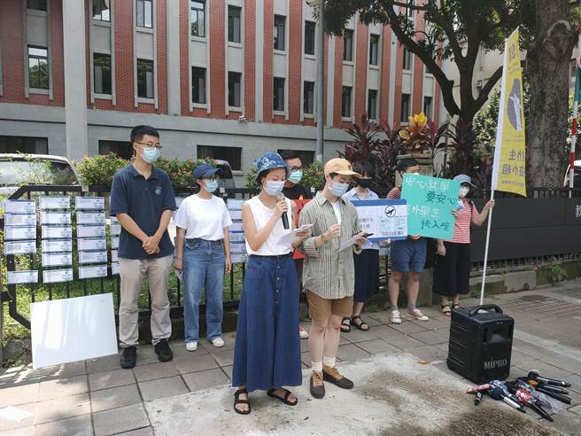 境外生權益小組(20)日上午前往教育部抗議，強力訴求指揮中心盡速開放境外生入境。(李侑珊攝)