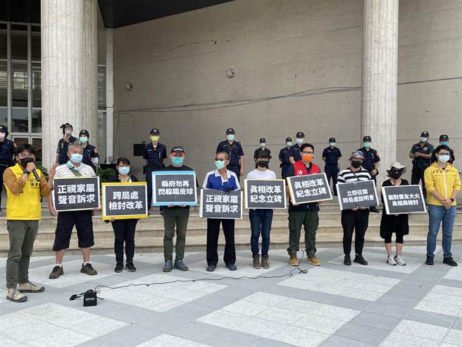 彰化市乔友大楼6月30日晚间大火4人命丧火窟，今天殉难消防家属、消防工作权益促进会在县广场要真相。（吴敏菁摄）