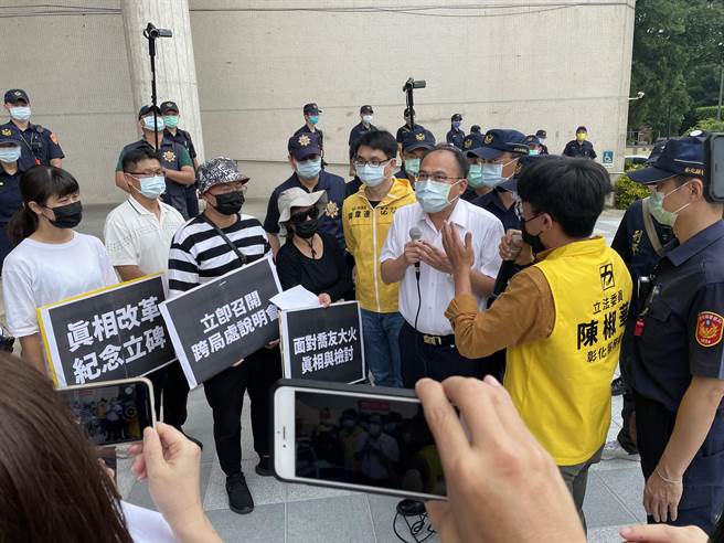 彰化市乔友大楼6月30日晚间大火4人命丧火窟，今天殉难消防家属、消防工作权益促进会在县广场要真相。（吴敏菁摄）