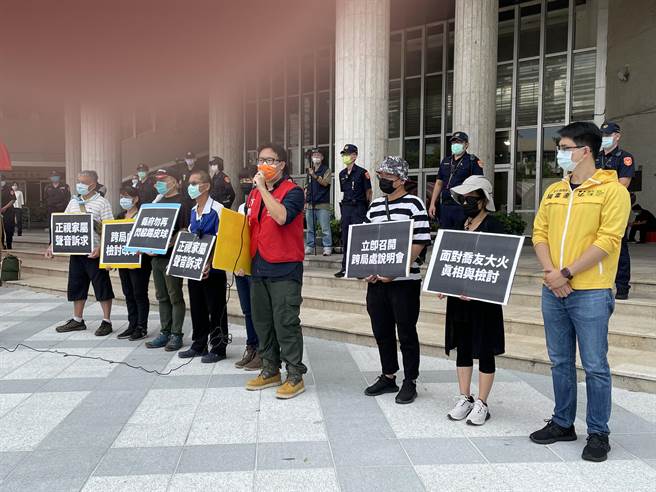 彰化市乔友大楼6月30日晚间大火4人命丧火窟，今天殉难消防家属、消防工作权益促进会在县广场要真相。（吴敏菁摄）