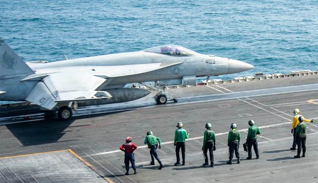1架F/A-18F「超级大黄蜂」（Super Hornet）战机8月18日从美国「雷根」号（USS Ronald Reagan，CVN76）航母上起飞的画面。（美国海军）
