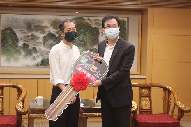 新北市副市长刘和然（右）出席復康巴士捐赠活动时表示，希望政府绝不能用权势或职务要求公部门或私部门人员，去施打不想打的疫苗。（陈慰慈摄）