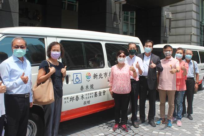 邱春木社会福利慈善事业基金会董事长邱仁贤（右五）捐赠２台復康巴士给新北市，副市长刘和然（右四）受赠。