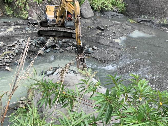 现场约有6000立方公尺土石，崩塌点位置距离下游住户约1公里，水保局调来重机械清除石块。（水保局提供／王志伟花莲传真）