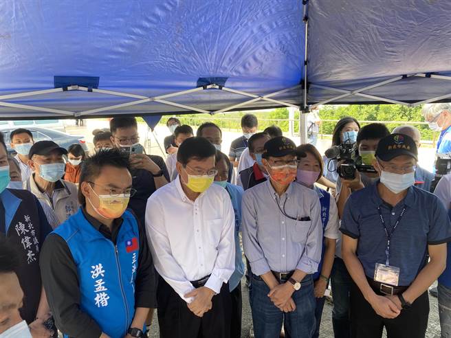 淡北道路开发案20日上午于捷运红树林站会勘，交通部长王国材、新北市副市长陈敬纯、立委洪孟楷、市议员蔡锦贤、郑戴丽香、陈伟杰等人及眾多里长都到场关心。（戴上容摄）