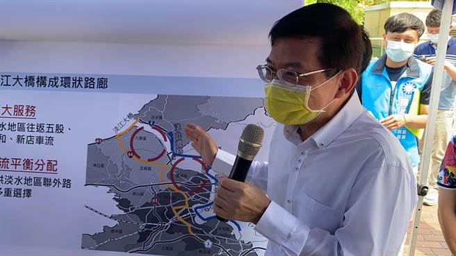 交通部长王国材20日会勘决议，他明白淡北道路的重要性，然而今年4月28日，行政院函文表示，新北须再与北市沟通（戴上容摄）