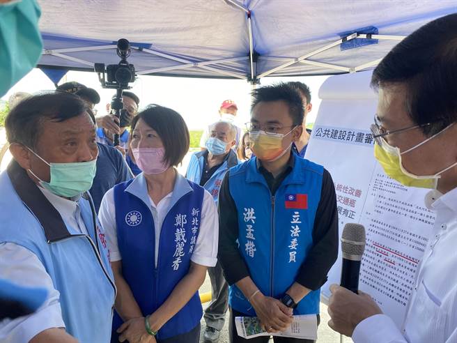 市议员蔡锦贤则说，钱都是北市在收，受苦、受难、撞死、塞车都是新北市民，现场气氛火爆（戴上容摄）
