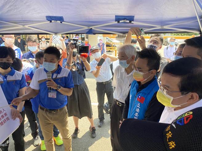 会议由新北市政府简报说明，指出淡北道路一路通过环评，尚差经费，就可动工。（戴上容摄）