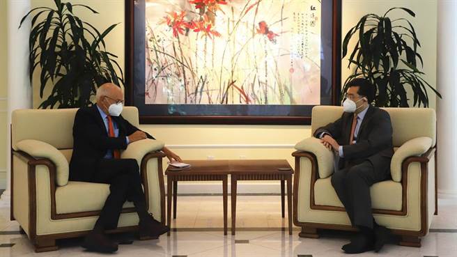 中国驻美大使秦刚会见美中关系全国委员会会长欧伦斯（Steve Orlins）。（中国驻美大使馆）