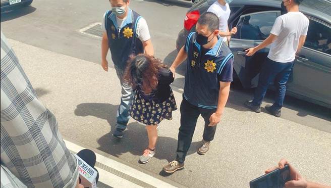 陈姓女子产下女婴后，竟将女婴装进垃圾袋丢弃，警方以杀人、遗弃尸体罪嫌送办。（王扬杰摄）