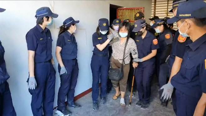 黃春香在住家遭警方驅離，自行拄杖步出自家。（讀者提供／程炳璋台南傳真）