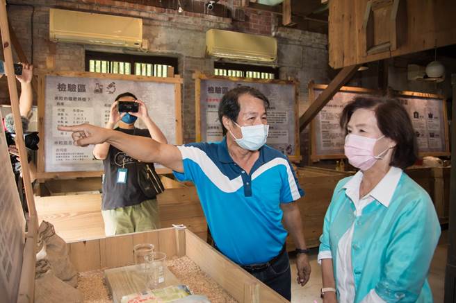 宜兰县长林姿妙20日视察县定古蹟二结谷仓的修缮成果。（宜兰县政府提供／胡健森宜兰传真）
