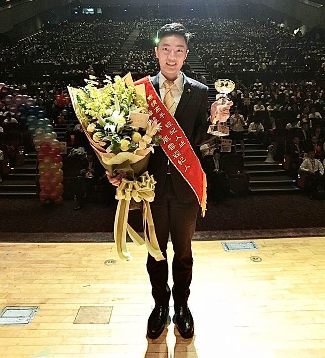 把客户当家人，总是站在客户角度思考，永庆房屋江梓扬的贴心服务让客户讚不绝口！(图/永庆房屋提供[疫情前拍摄])