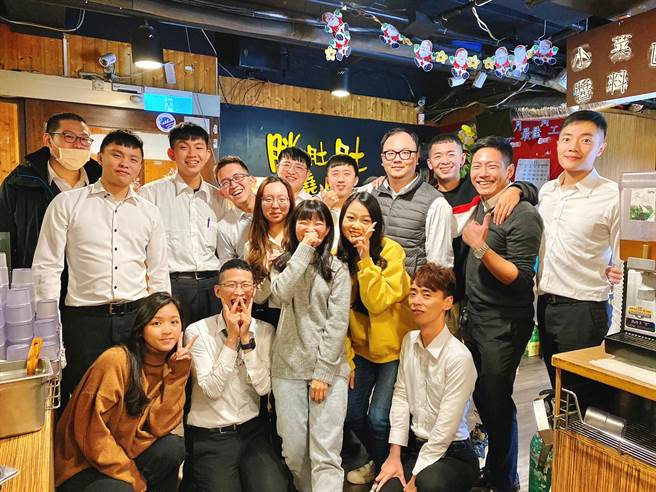在永庆大家庭里，同事之间感情深厚，工作上团队合作，下班后也经常一起聚餐。(图/永庆房屋提供[疫情前拍摄])