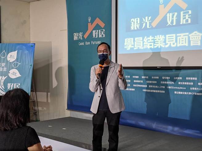 國民黨主席參選人朱立倫今出席銀光好居學員結業見面會。(朱真楷攝)