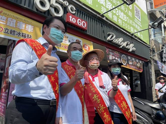 基隆市長林右昌（左起）、議長蔡旺璉、李姓宗親會理事長李泳亮、文化局長陳靜萍20日下午參加迎斗燈活動。（張穎齊攝）