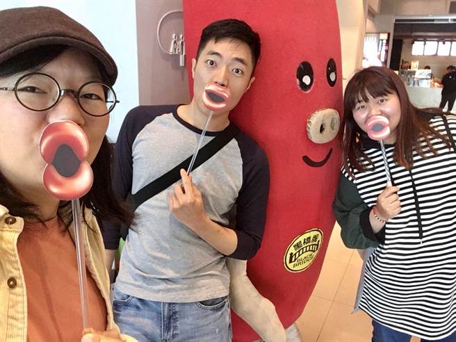 在永庆担任经纪人不仅能替客户圆满成家，梓扬(图中)更持续努力挑战自我，争取更好的成绩！(图/永庆房屋提供[疫情前拍摄])