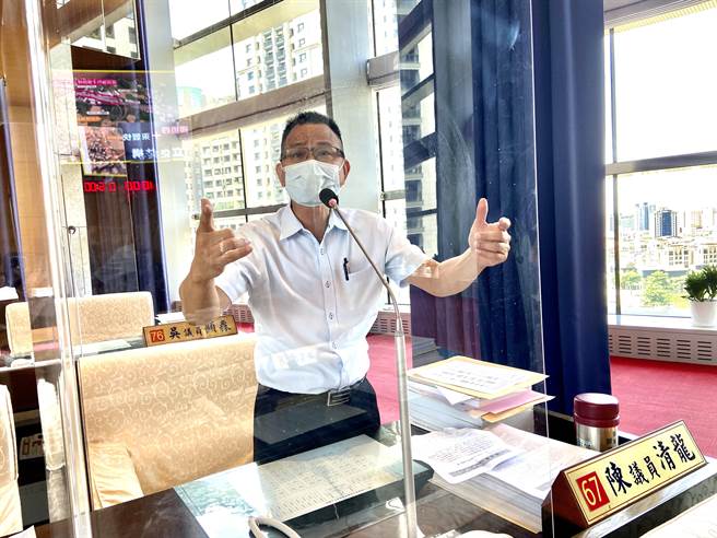 台中市議員陳清龍今日質詢時怒嗆「我是較細漢？」批建設局只求表面數字，不在乎市民感受。（盧金足攝）