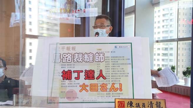 台中市議員陳清龍質疑台中市不同區的道路，有的燙平有的竟只補丁。（盧金足攝） 