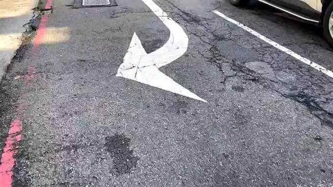 台中市議員陳清龍抨擊，豐原區中山路東補西補不見燙平，路面品質差。（台中市議員陳清龍提供／盧金足台中傳真）