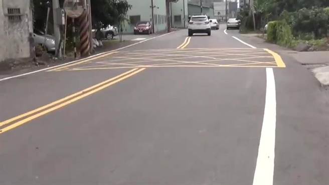 台中市議員陳清龍不滿連大雅區路況品質看起來很平順的道路，列在燙平專案的順序，都還排在豐原區中山路前面。（台中市議員陳清龍提供／盧金足台中傳真）