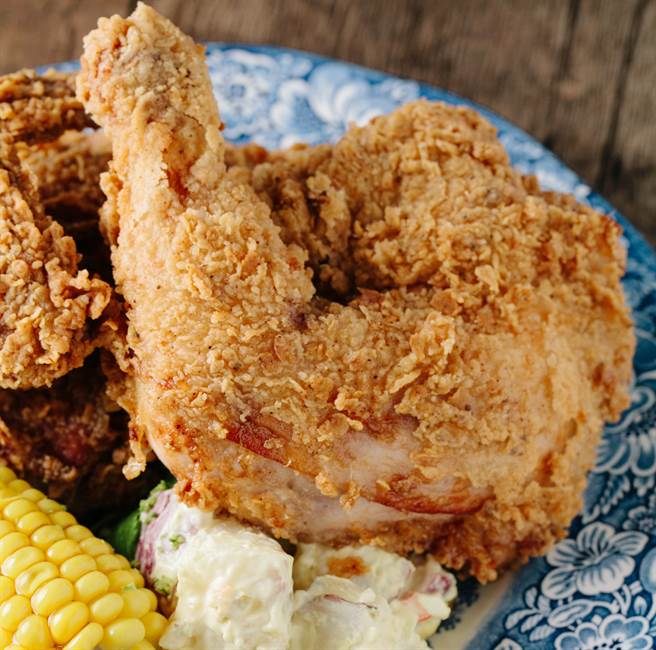 網友發現炸雞攤幾乎很少賣大雞腿，幾乎都是將棒棒腿或是腿排拆賣，想買的話只能去便當店碰碰運氣。（示意圖／達志影像）