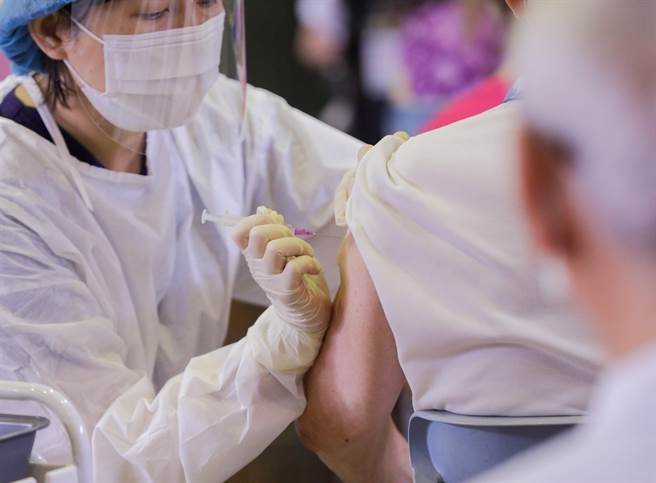 台湾疫苗短缺，许多民眾至今仍无法打到第一剂疫苗。图为民眾日前接种疫苗画面。（资料照/卢金足摄）