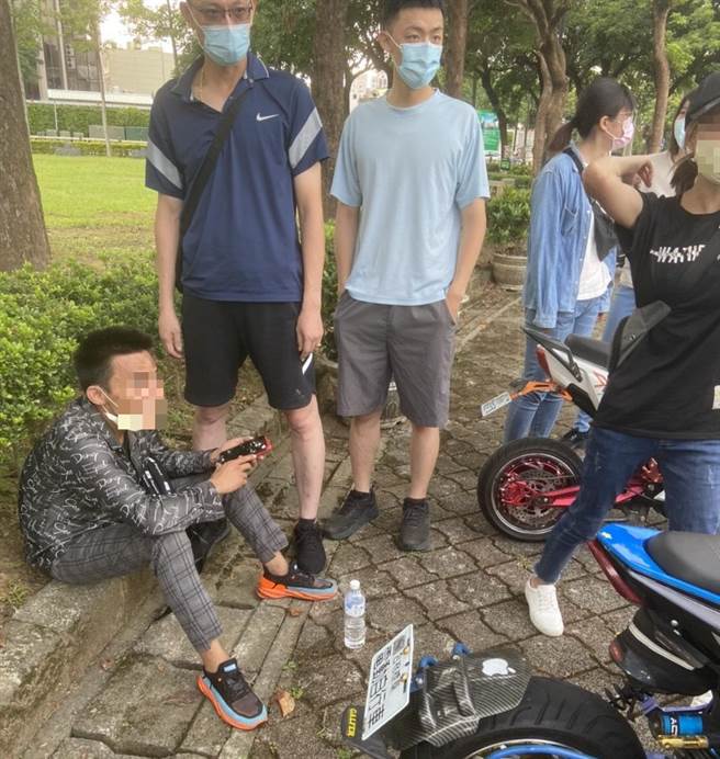 桃园市龙潭区19日员警佯装买家相约卖家现场看车议价，并暗中请被害人前往认车，罪证确凿之下当场将集团主嫌28岁吴男及其他4名共犯逮捕。（龙潭分局提供／萧灵玺桃园传真）