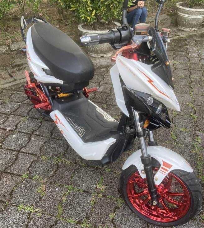 窃盗集团锁定路边改装亮丽的电动自行车行窃，再透过在脸书社团以低廉的价格快速售出赚取暴利。（龙潭分局提供／萧灵玺桃园传真）